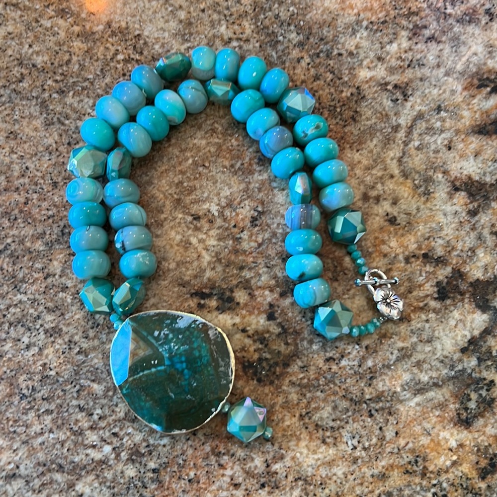 Beautiful stone necklace in turquoise-green shades of agate. - Picture 7 of 10